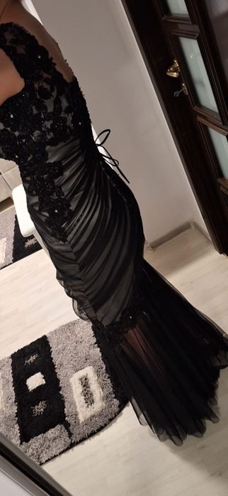 Rochie de dantelă cu pietre pentru evenimente deosebite