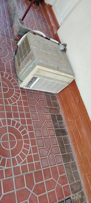 Vitrina xaladelnik, ishlashi yaxshi 2metlik, pasti alohida muzlatadi