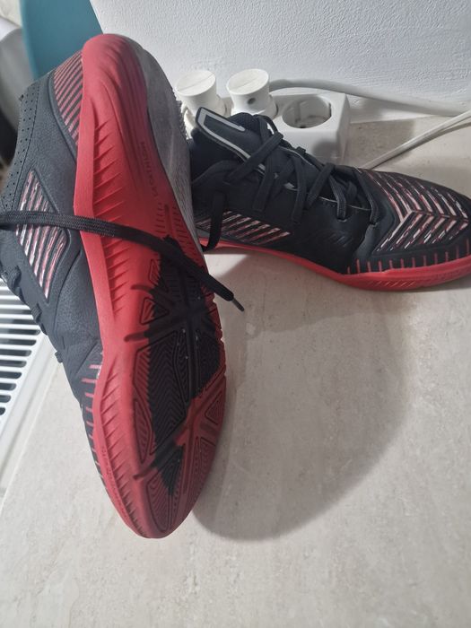 Adidasi pentru fotbal in sala