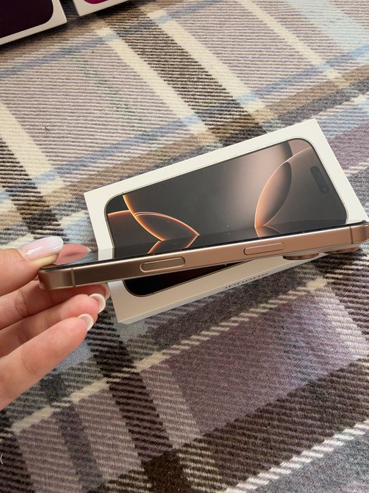 iPhone 16 Pro 256 GB Desert Titanium като нов + оригинални калъфи подарък