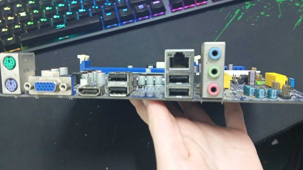 Материнская плата H61