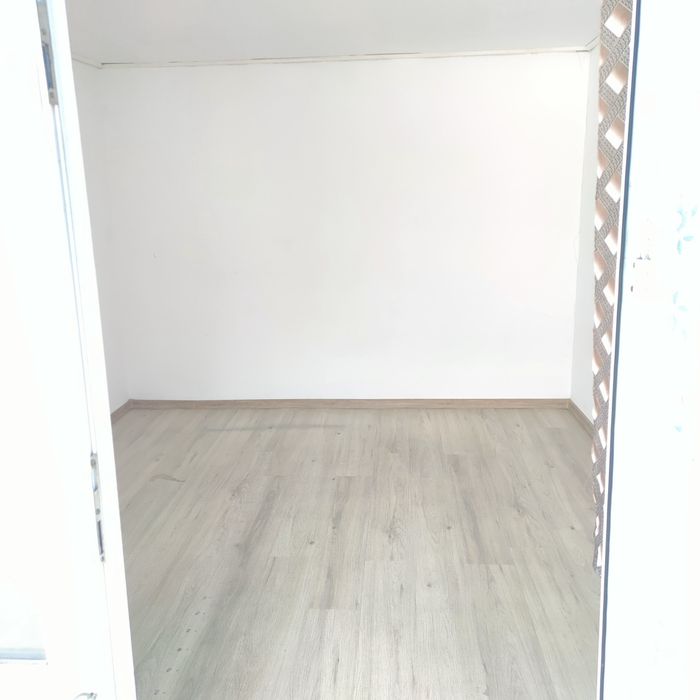 Închiriez convenabil spatiu comercial