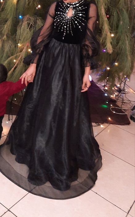 Vechirne koʻylak sotiladi yonidagi toshlari qoʻl  ishi 42 razmer