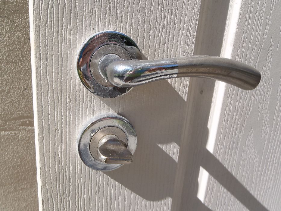 Бяла интериорна врата с брава със заключване