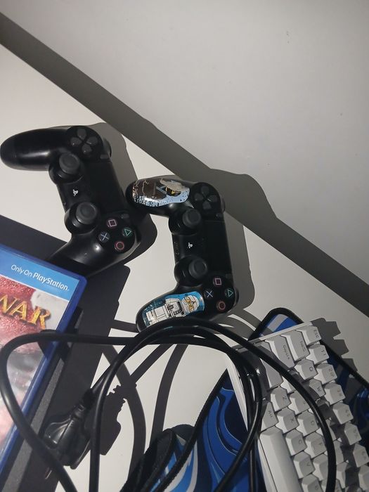 Vând ps 4 pro + tastatura + mouspad + mouse wireless