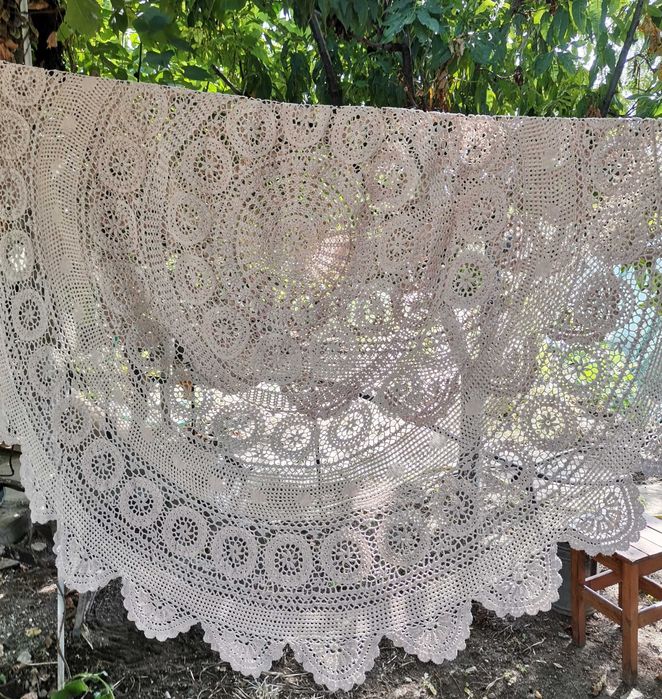 Ръчно изплетена ажурна покривка за кръгла маса 180см.