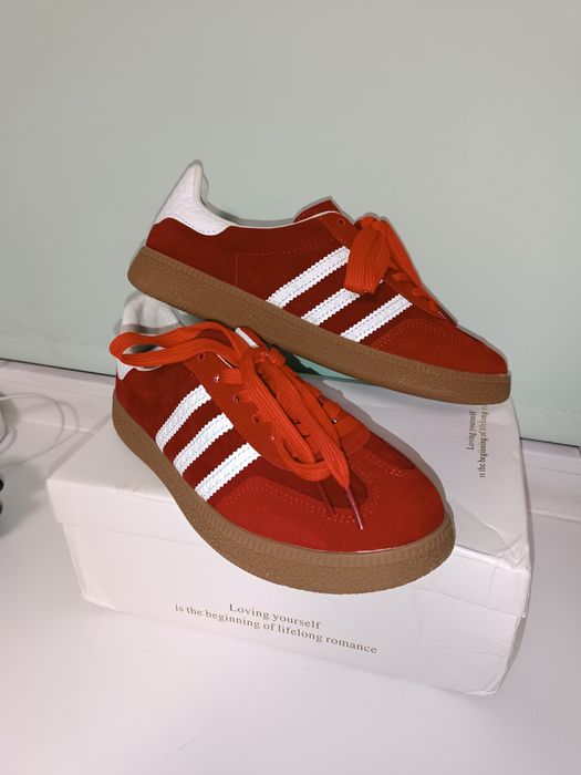 Продам кроссовки женские