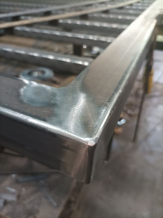 Врати,огради,парапети,метални конструкции.