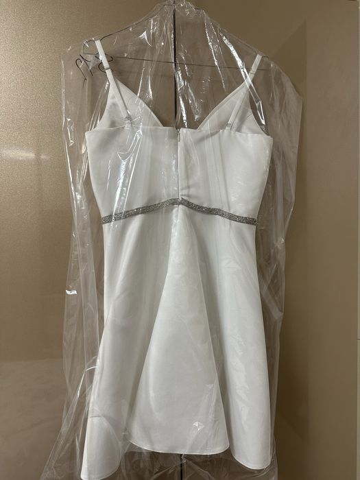 Рокля бяла къса с коланче