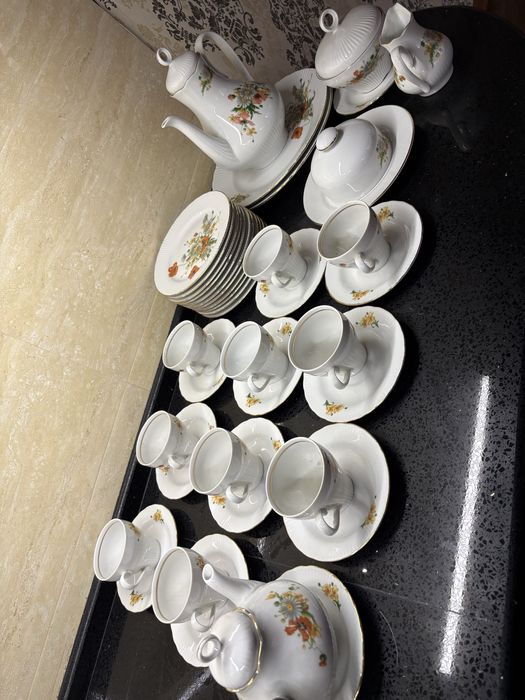 Фарфоровый чайный сервиз с цветочным рисунком