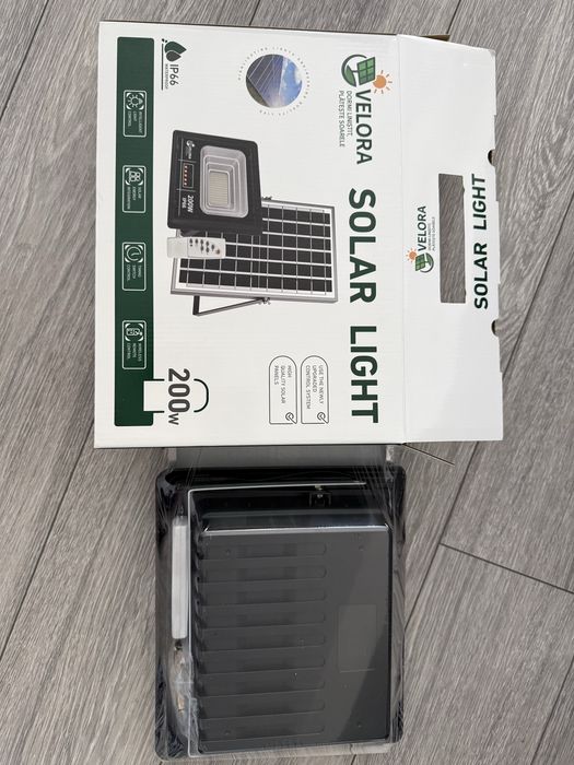 Lampa solara 200W cu telecomanda, ideala pentru curte, cabana, pescuit