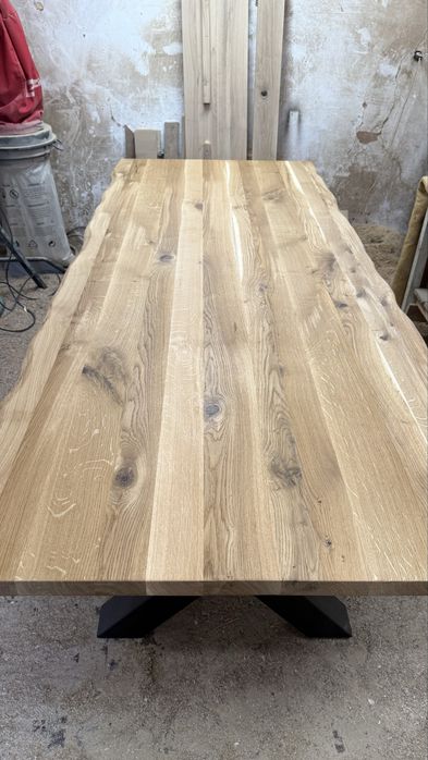 Трапезни и холни маси от масив дъб орех