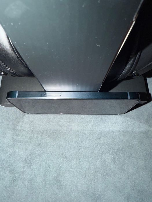 продам айфон 13.