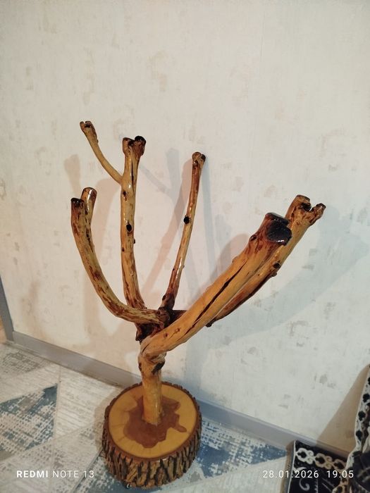 Вешалка из дерева