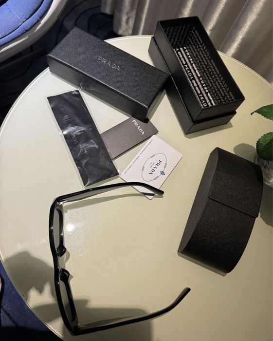 Солнцезащитные очки Prada