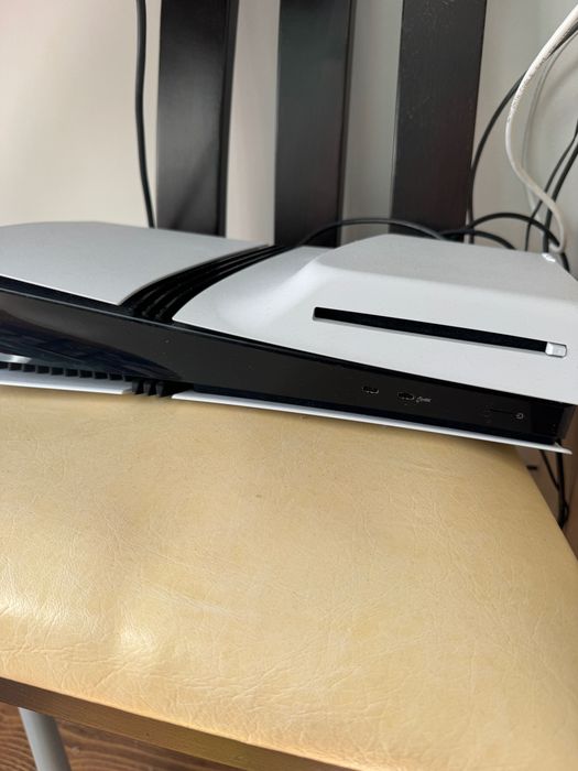Продавам PlayStation 5 Pro – 2 TB