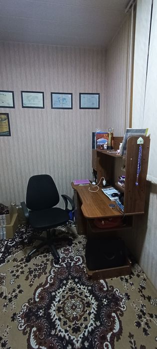 Срочно Продается Компьютерный стол с полками в хорошем состоянии