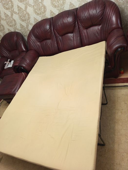 Продам кожаный диван с креслами