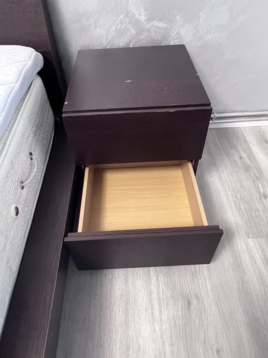 Vand set dormitor pat, noptiere si comoda TV