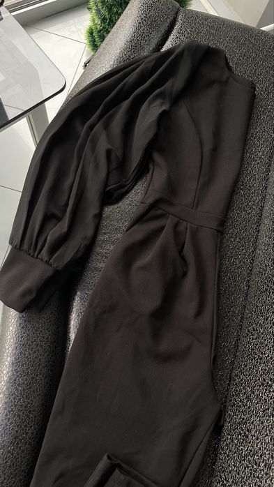 Прекрасен стилен гащеризон с красив ръкав от тюл