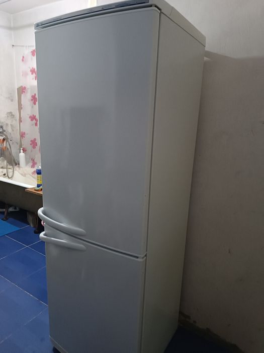 Продам двухкамерный холодильник Атлант