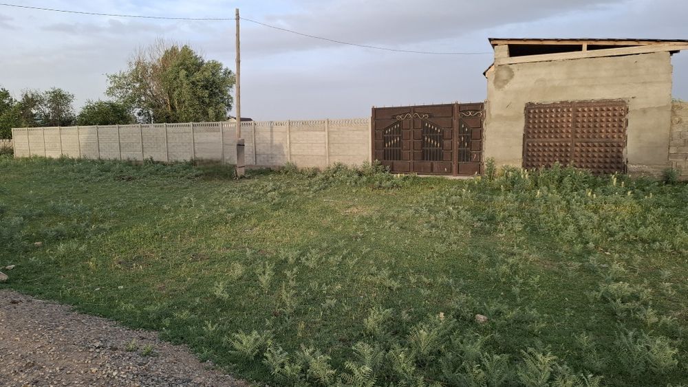 Земельный участок с времянкой