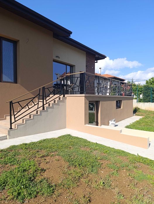 Метални врати огради и парапети от ковано и обикновено желязо.