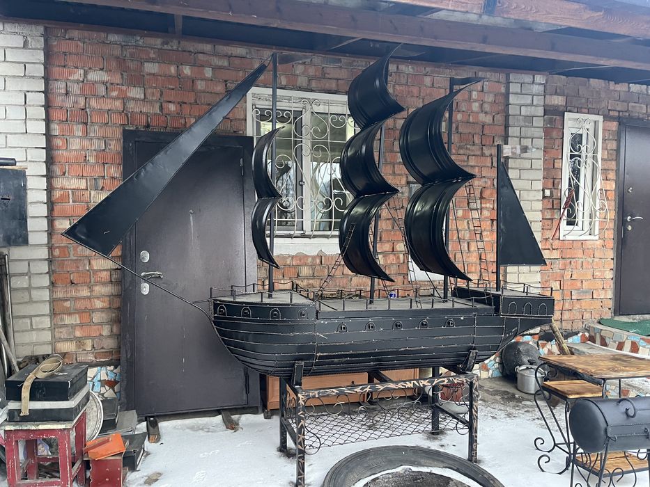 Продаётся мангал в виде корабля.