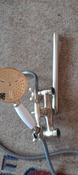 продам смеситель для ванной комнаты.