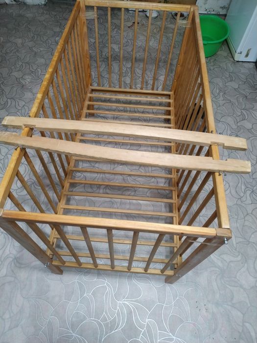 Кроватка детская деревянная. Б/у