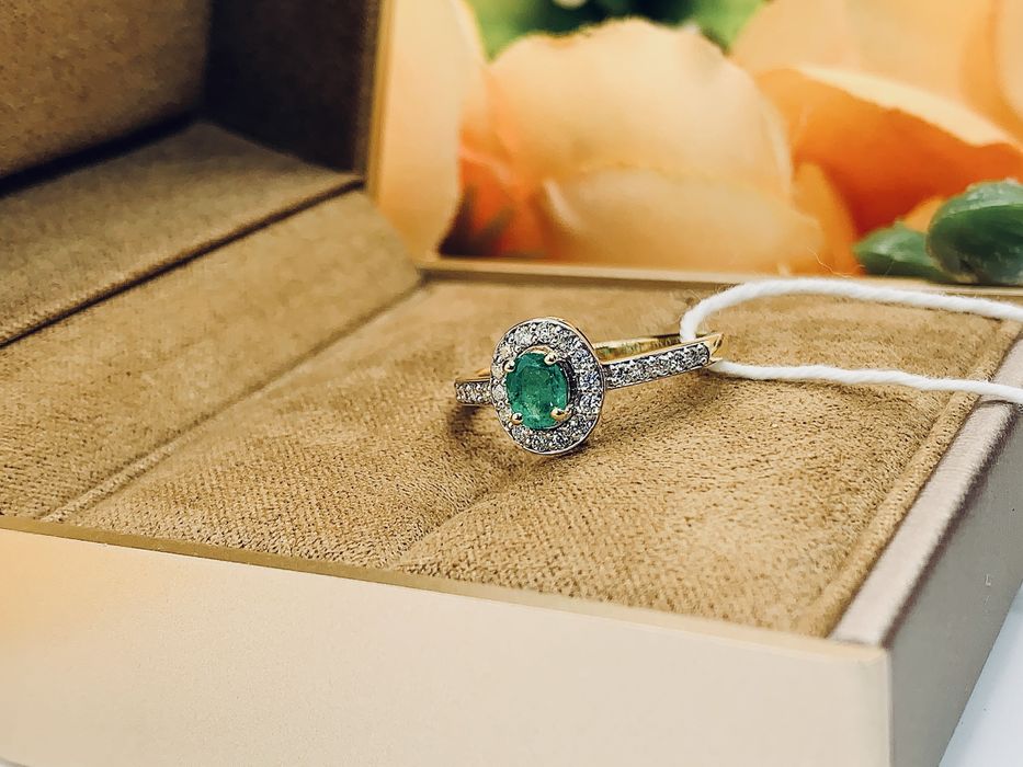 Нежное золотое кольцо с бриллиантами и натуральным камнем – Изумруд