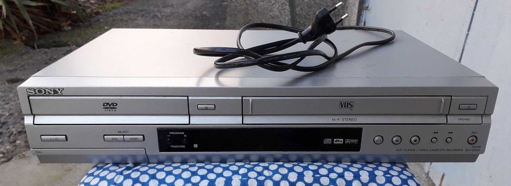 Продавам DVD Player / Video cassette recorder – SONY