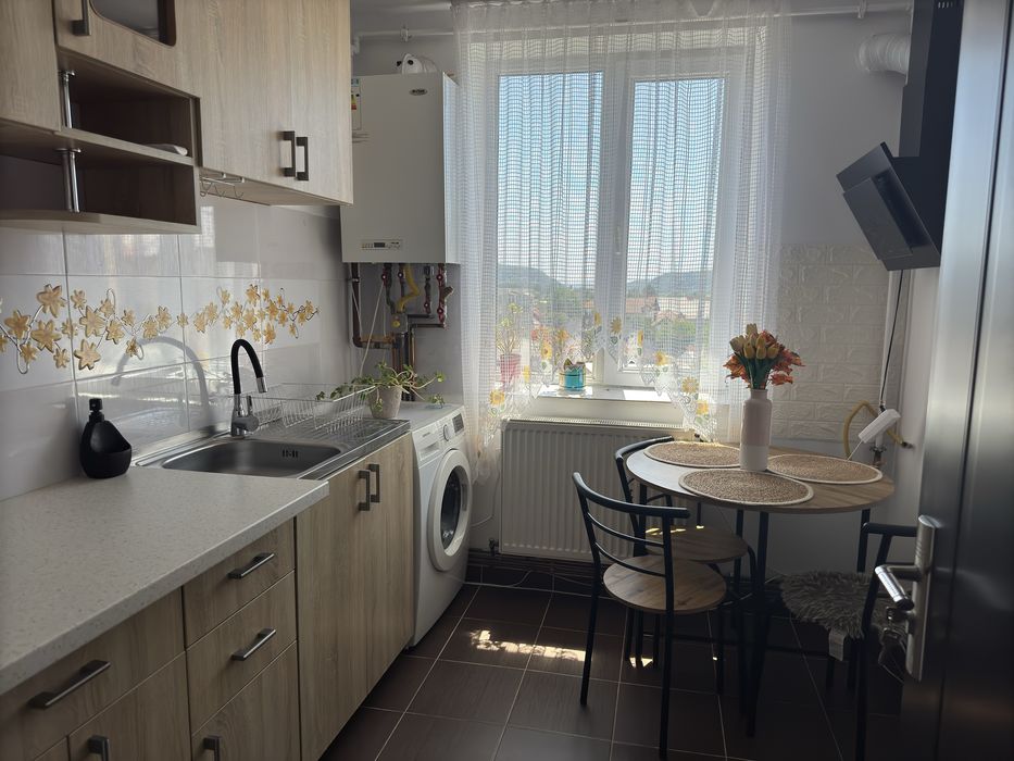 Vand Apartament 2 camere-zona Rotunda-Campulung.Mobilat si utilat.