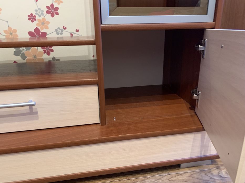 Продам стенку под телевизор