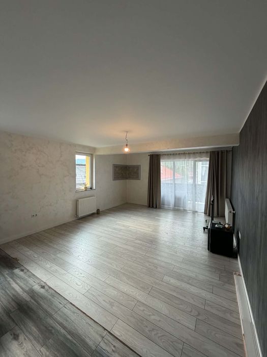 Apartament 3 camere ,decomandat , 78 metri pătrați,balcon 8 metri pătrați,curte privată