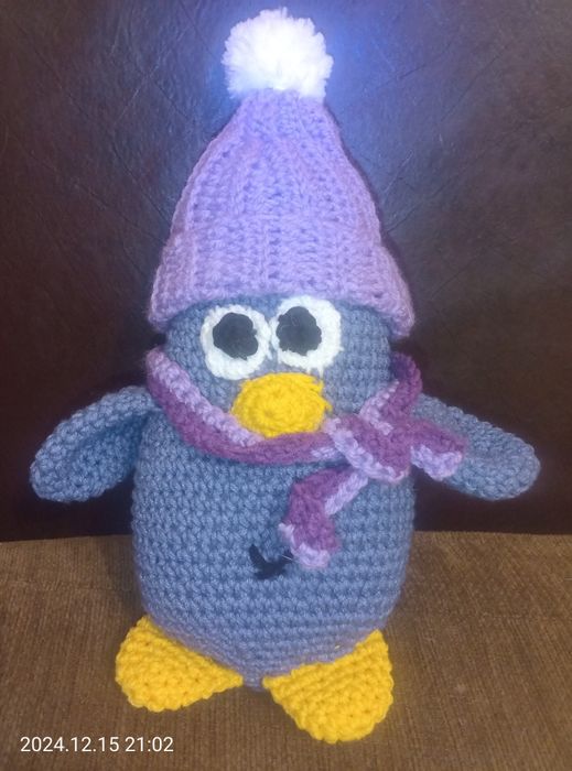 Коледен пингвин с шапка и шал