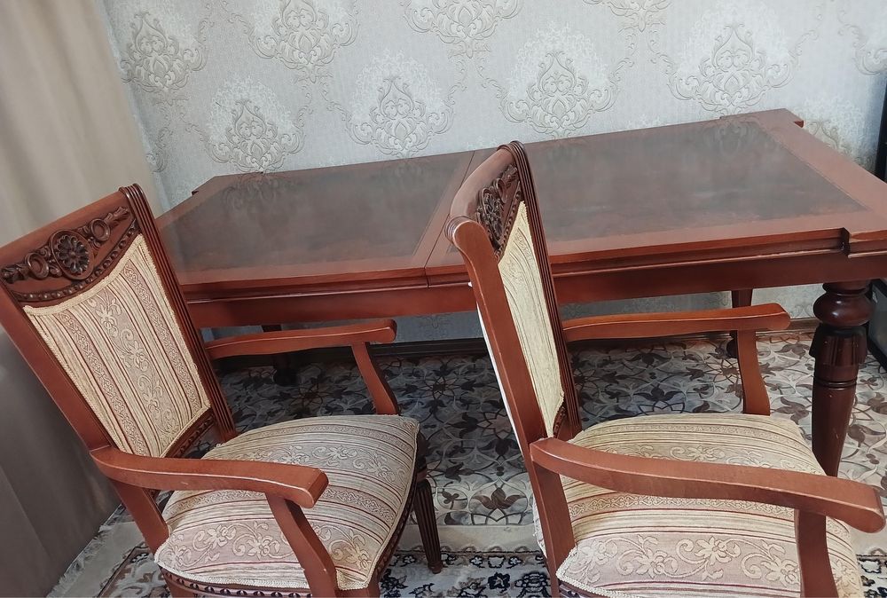 Стол со стульями