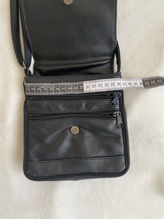 Страхотна кожена дамска чантичка с дълга дръжка!