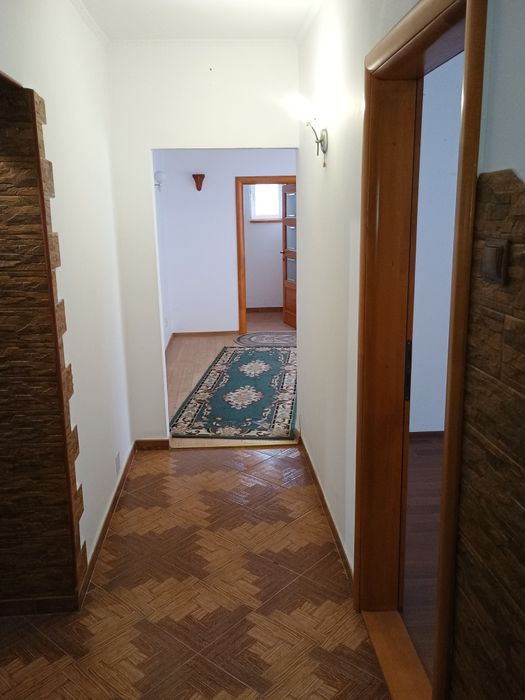 Apartament spre vânzare cu 4 camere cu bucătărie mare situat la parter