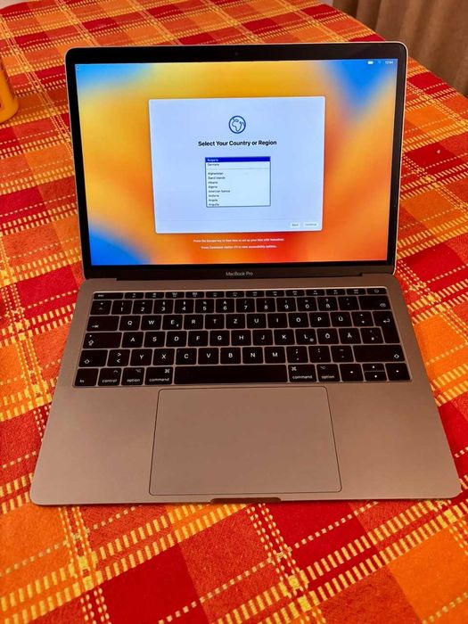 MacBook Pro 13-inch, 2017, Two Thunderbolt 3 ports, A1708