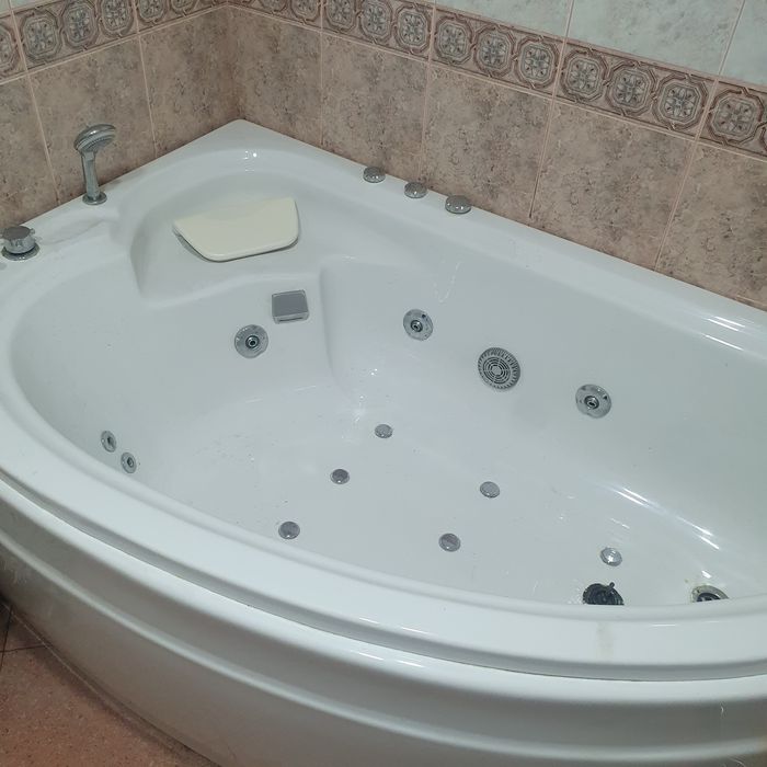 Вана  ъглова ,джакузи подводен масаж на две скорости