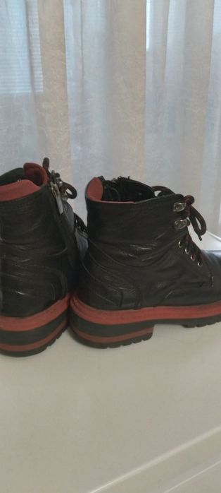 Продаются женские ботинки