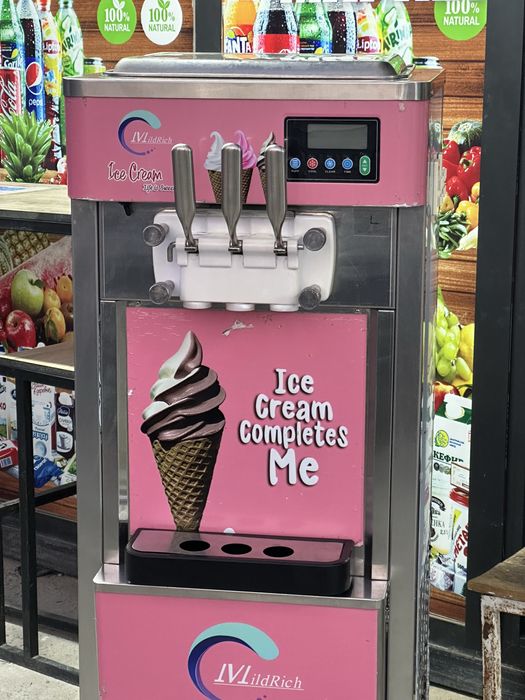 Muzqaymoq aparati sotiladi. Reklama banneri bilan.