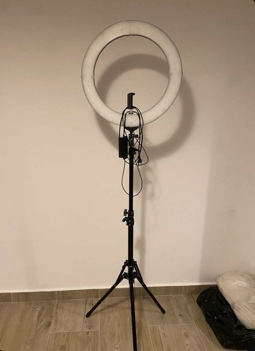 Trepied cu lampa si suport pentru telefon