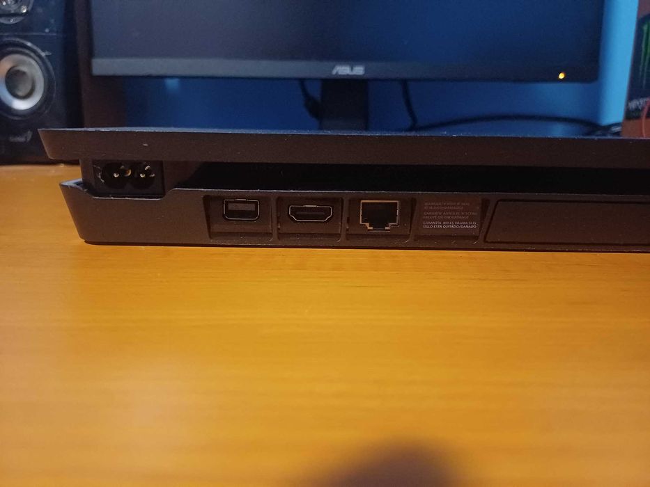 Playstation 4 Slim 1TB + 2 игри