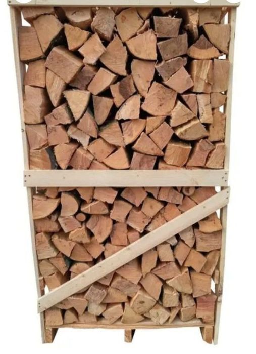 Lemne de foc tăiate sparte pregătite pentru sobe, șeminee si centrale