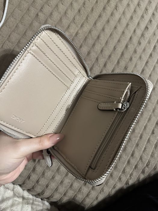 Кошелек DKNY.