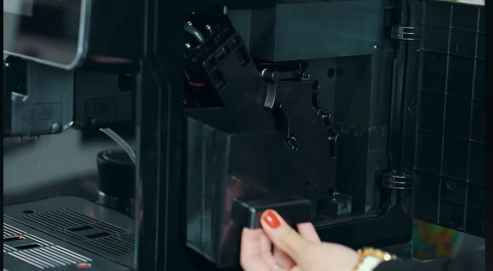 Koffe mashinka  sensrniy avtamatichskiy xolati juda zor 10 yili garant