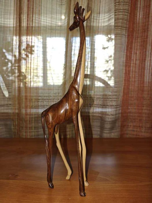 Сувениры ручной работы — жираф белого и красного дерева