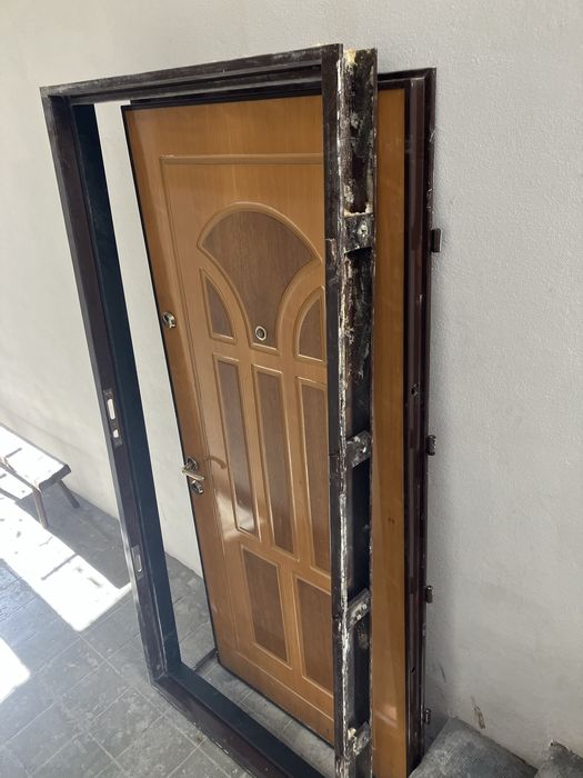 Usa metalica  intrare